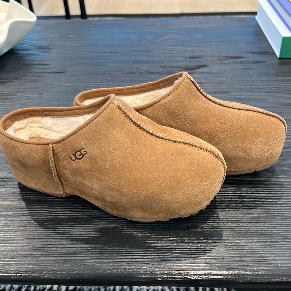 Ugh clogs sz 6